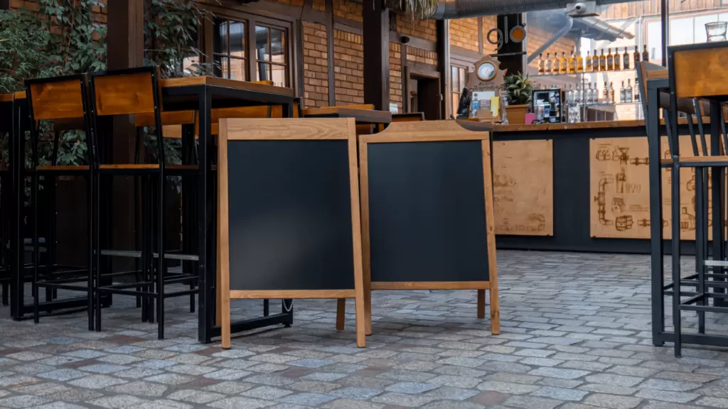 Kundenstopper - lackierter Holzrahmen 100x60cm dekorativen Wellenform